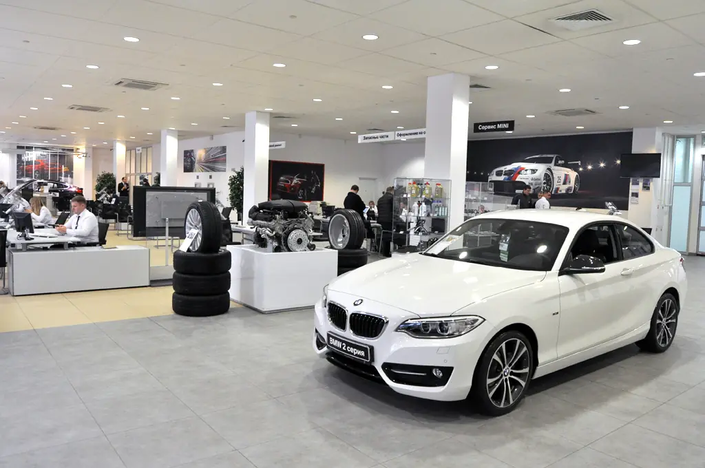 Автосалоны black russia. Автосалон BMW. Машины в автосалоне БМВ. Автосалон БМВ В Москве. Автомобильный салон БМВ.