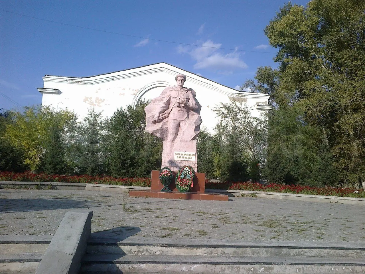 Площадь пограничников. Памятник пограничникам Забайкалья Чита. Чита памятники исторические Забайкальский й край. Чита все интересные Маста и памятники. Памятники пограничникам Забайкалья написать о памятнике