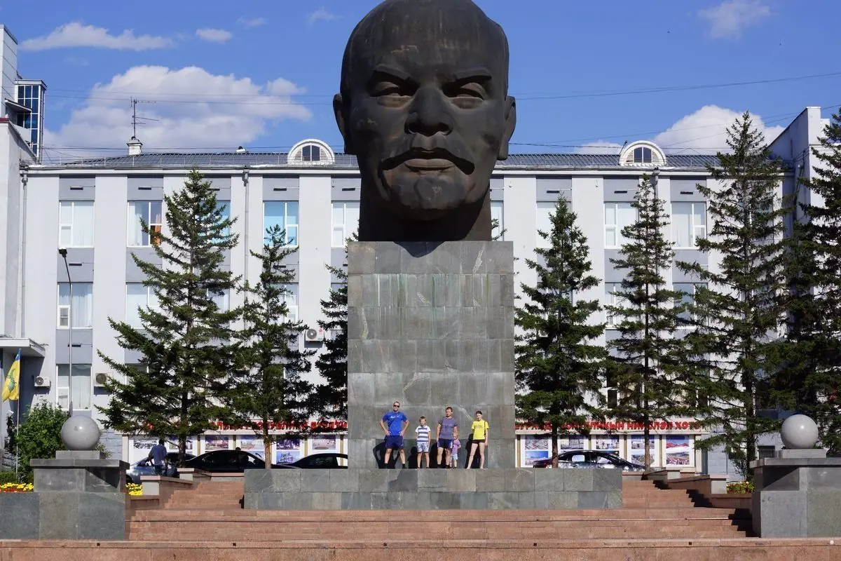 Памятник Голова Ленина. Местоположение